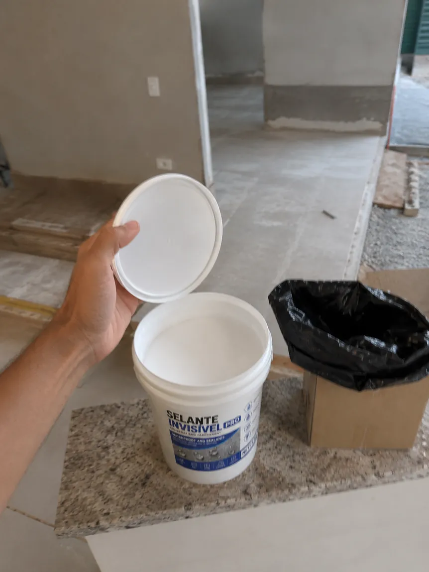 Balde de 1L do Selante Invisível PRO aberto em obra, mostrando o produto branco antes de secar