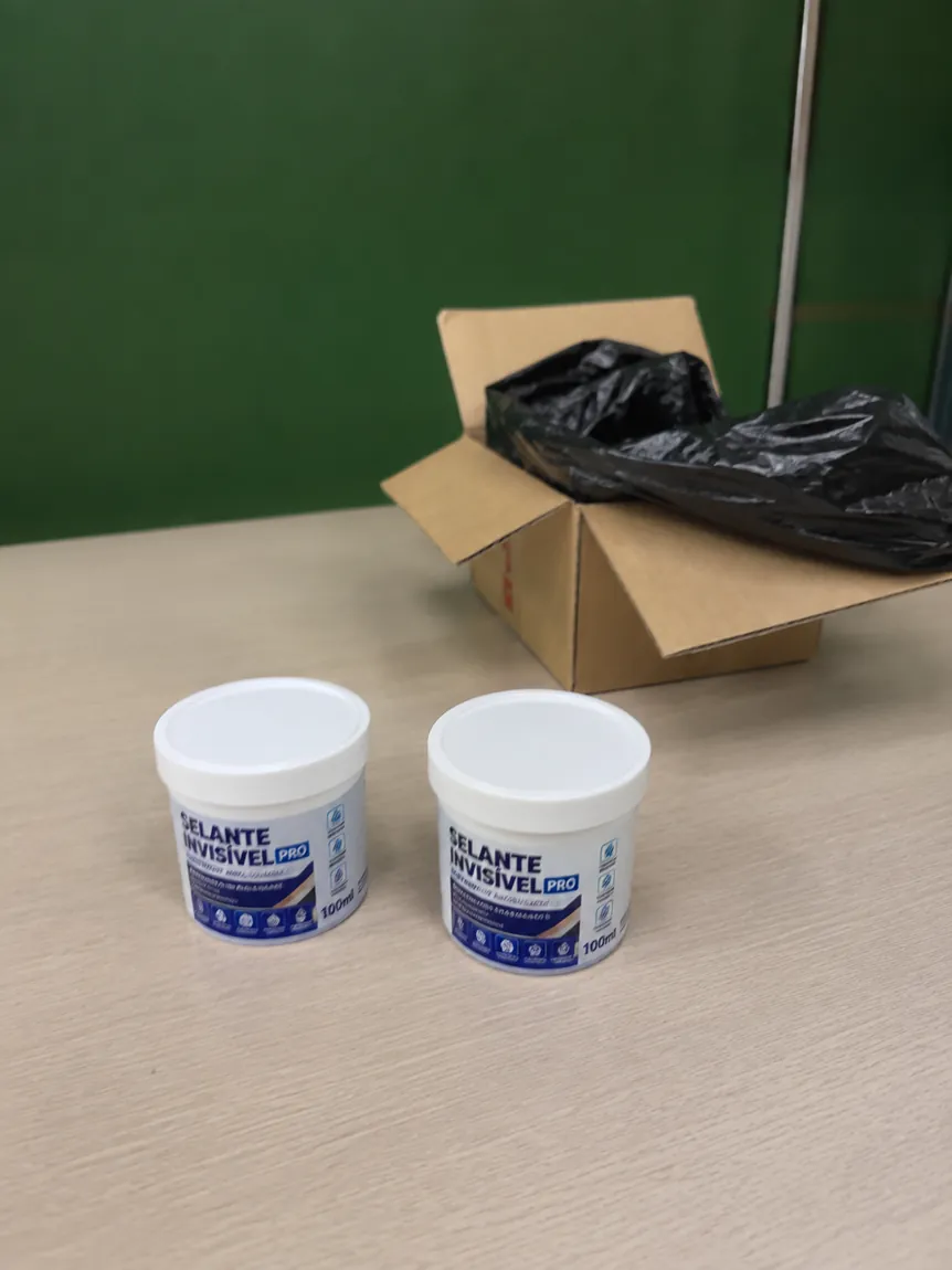 Balde de 1L do Selante Invisível PRO sobre a mesa ao lado da caixa de envio